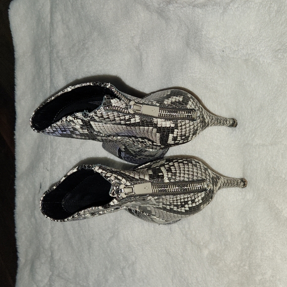Kenneth cole snake print bootie size6 - Picture 2 of 7